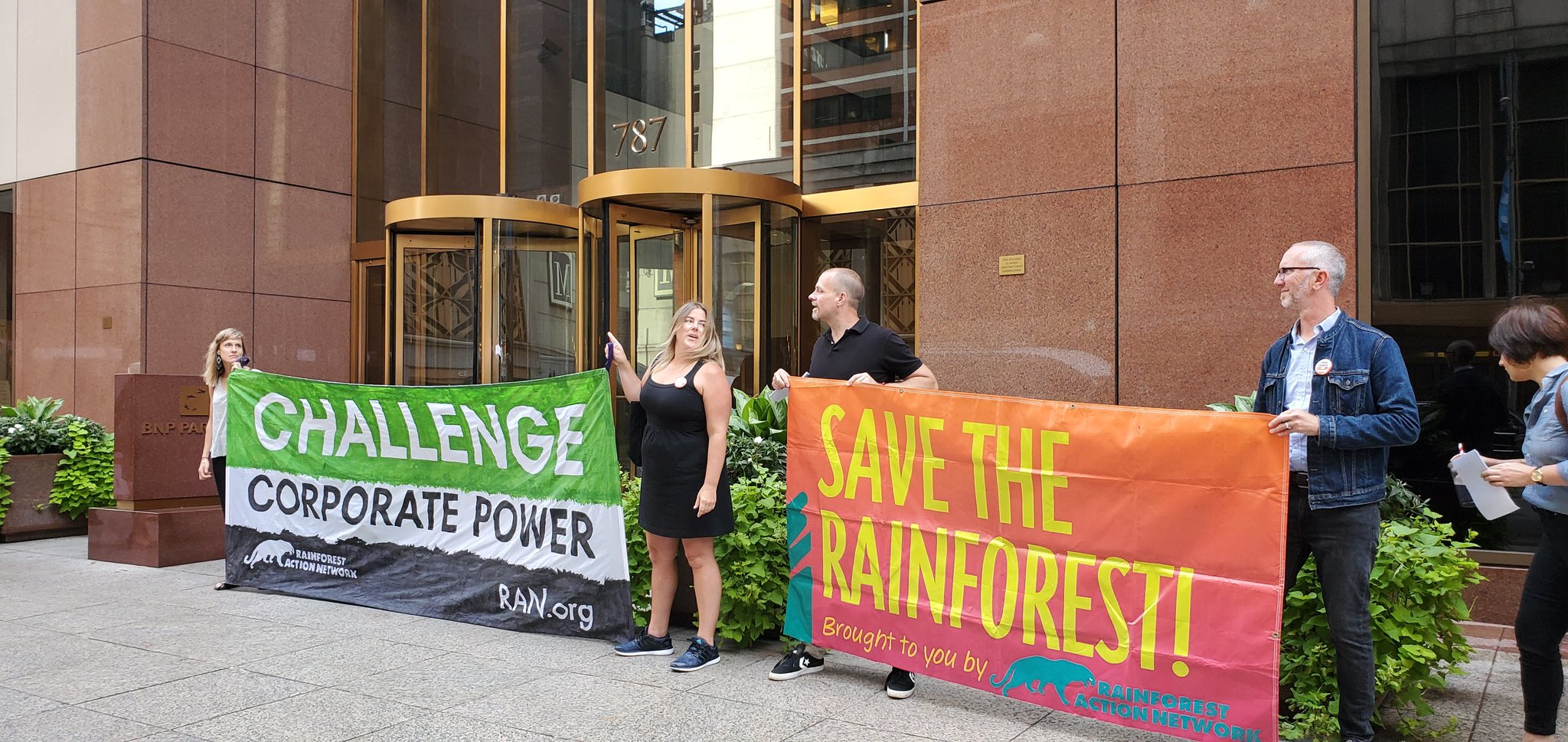 Action in front of the BNP Paribas New York branch where the Principles for Responsible Banking sessions were held (September 23, 2019)