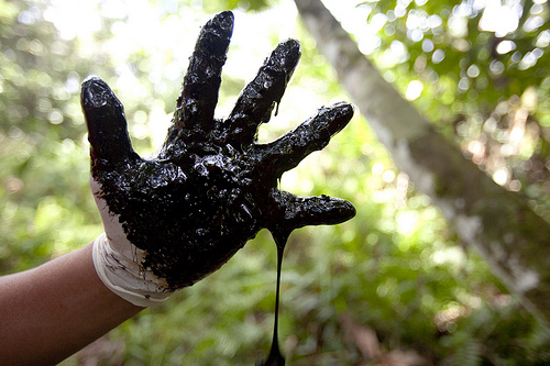 Change Chevron: Oil-covered hand in Ecuador