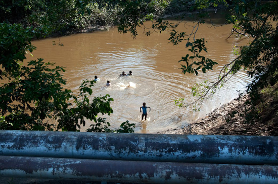 Children from the community of Taracoa swimming in a contaminated river.