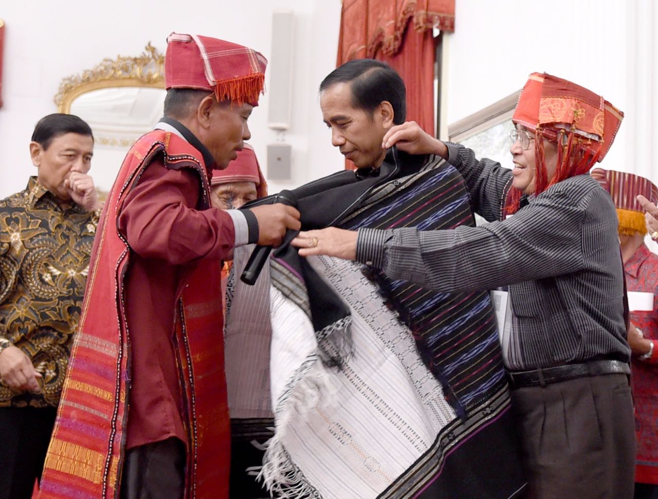 Jokowi receives traditional dress after recognizing land rights