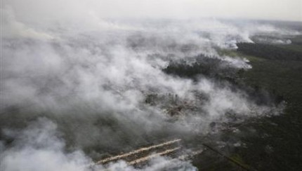 Singapore-Smog-Eases-As-Indonesian-Planes-Waterbomb-Fires-430x244